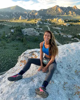 Karina Elle photo 8 — Brown, Athletic