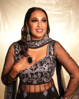 Kashmera Shah photo 7 — Indian, Black