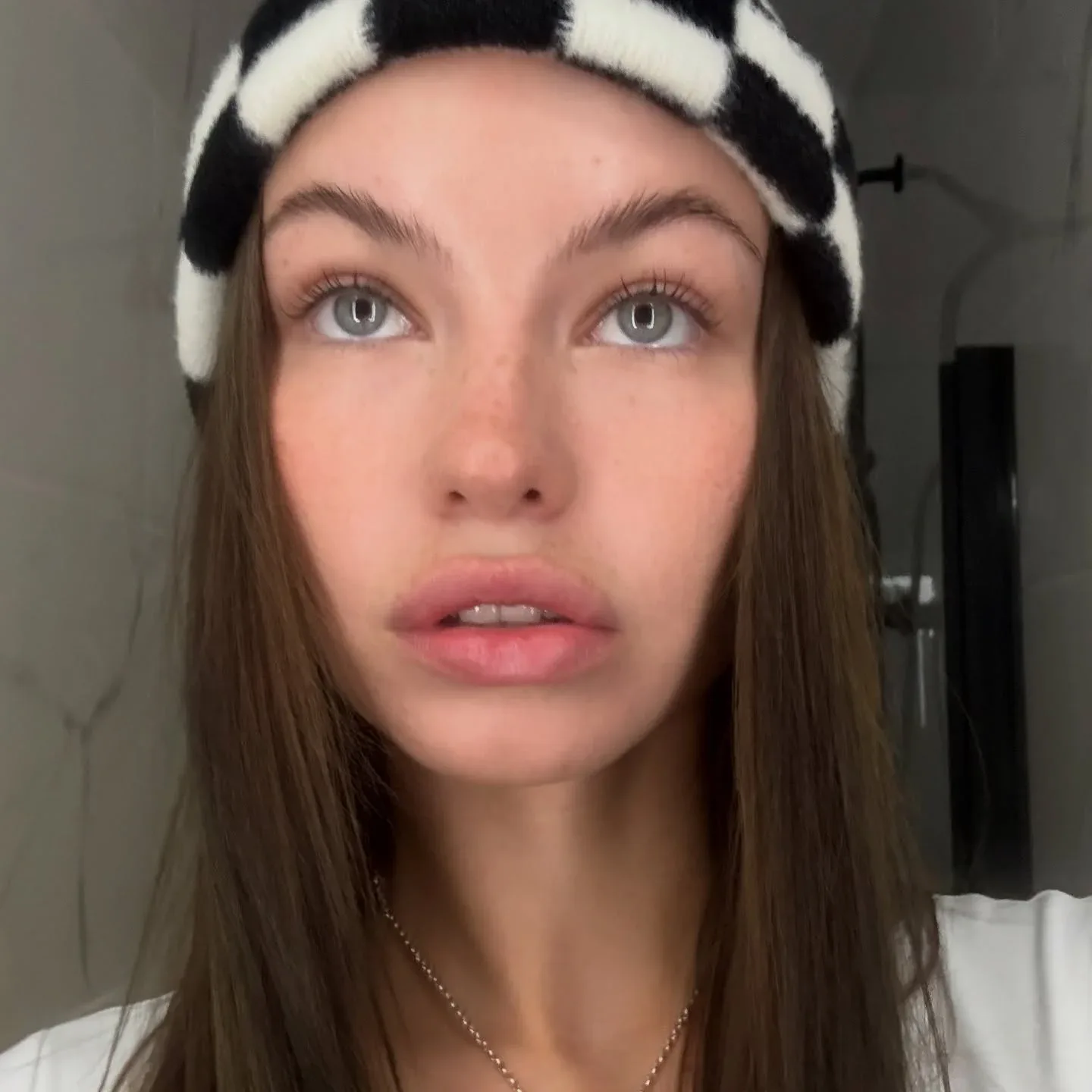 Kate Li photo 14 — Brown, Slim