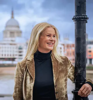 Katty Kay photo 2 — Blonde, Average