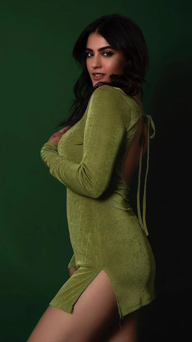 Kavya Thapar photo 2 — Black, Average
