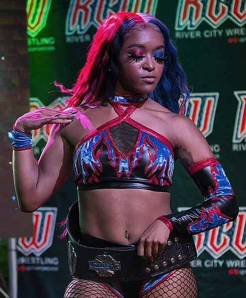 Kiera Hogan photo 4 — Brown, Black