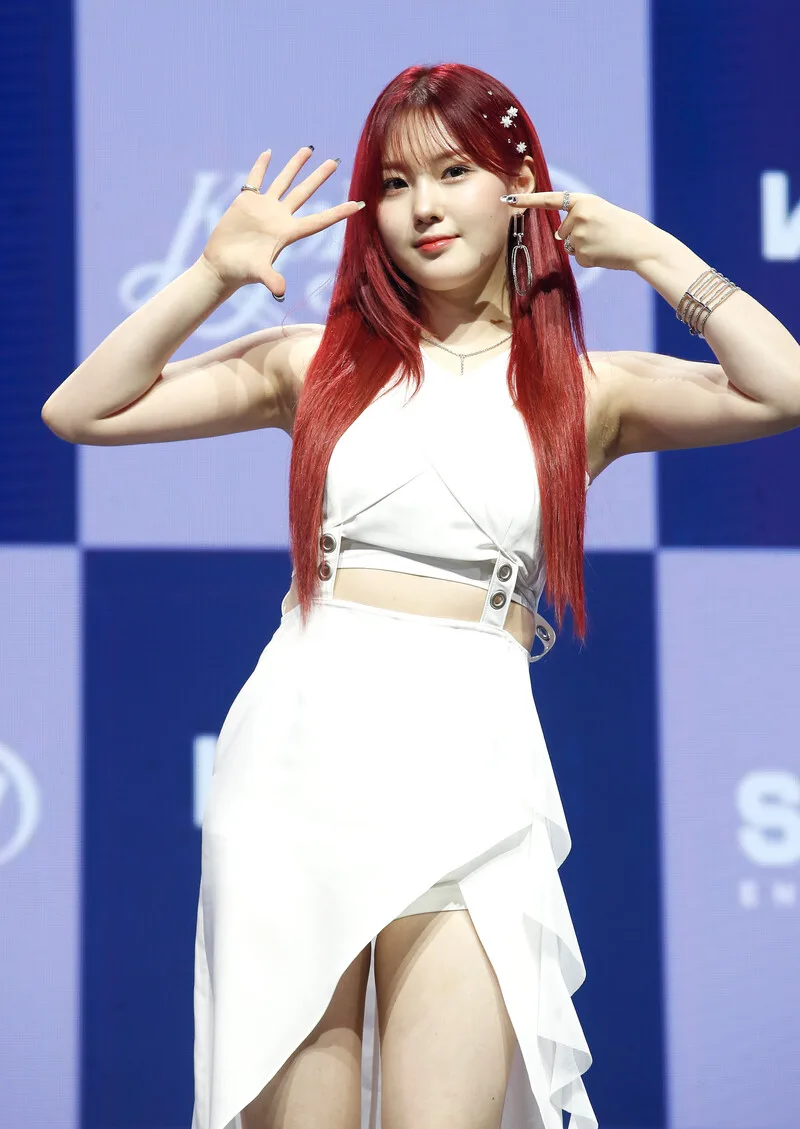 Kim Chaehyun photo 2 — Black, Slim