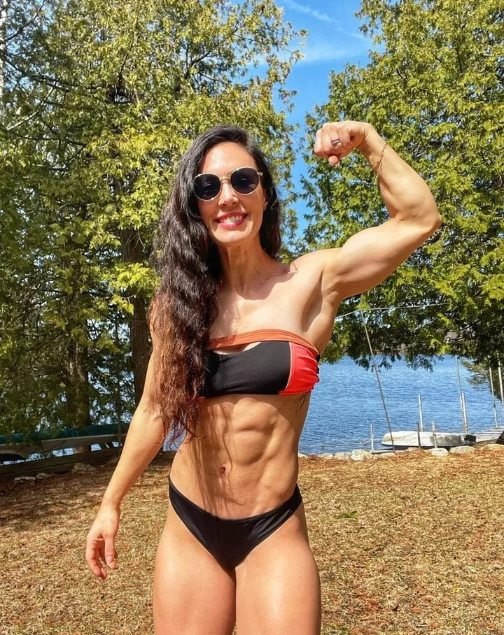 Kim Chartrand photo 14 — Brown, Muscular