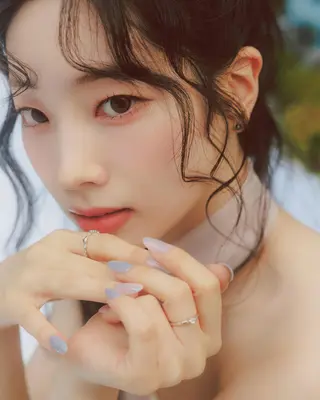 Kim Da-hyun photo 14 — Black, Slim