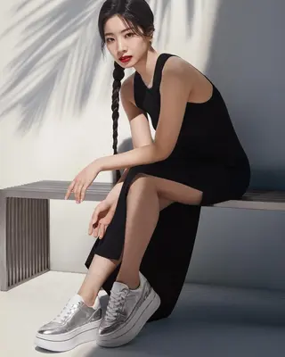 Kim Da-hyun photo 2 — Black, Slim