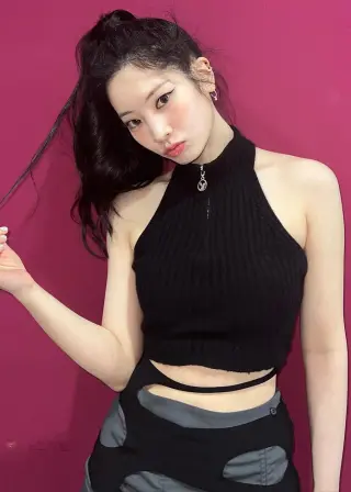 Kim Da-hyun photo 4 — Brown, Asian
