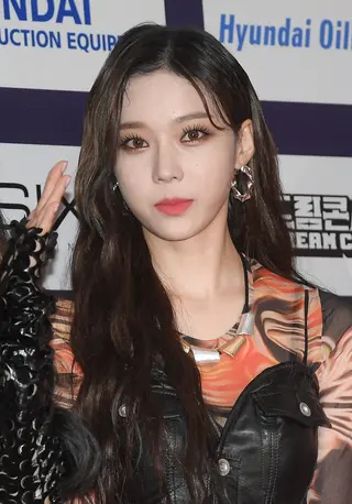 Kim Min-jeong photo 14 — Black, Slim