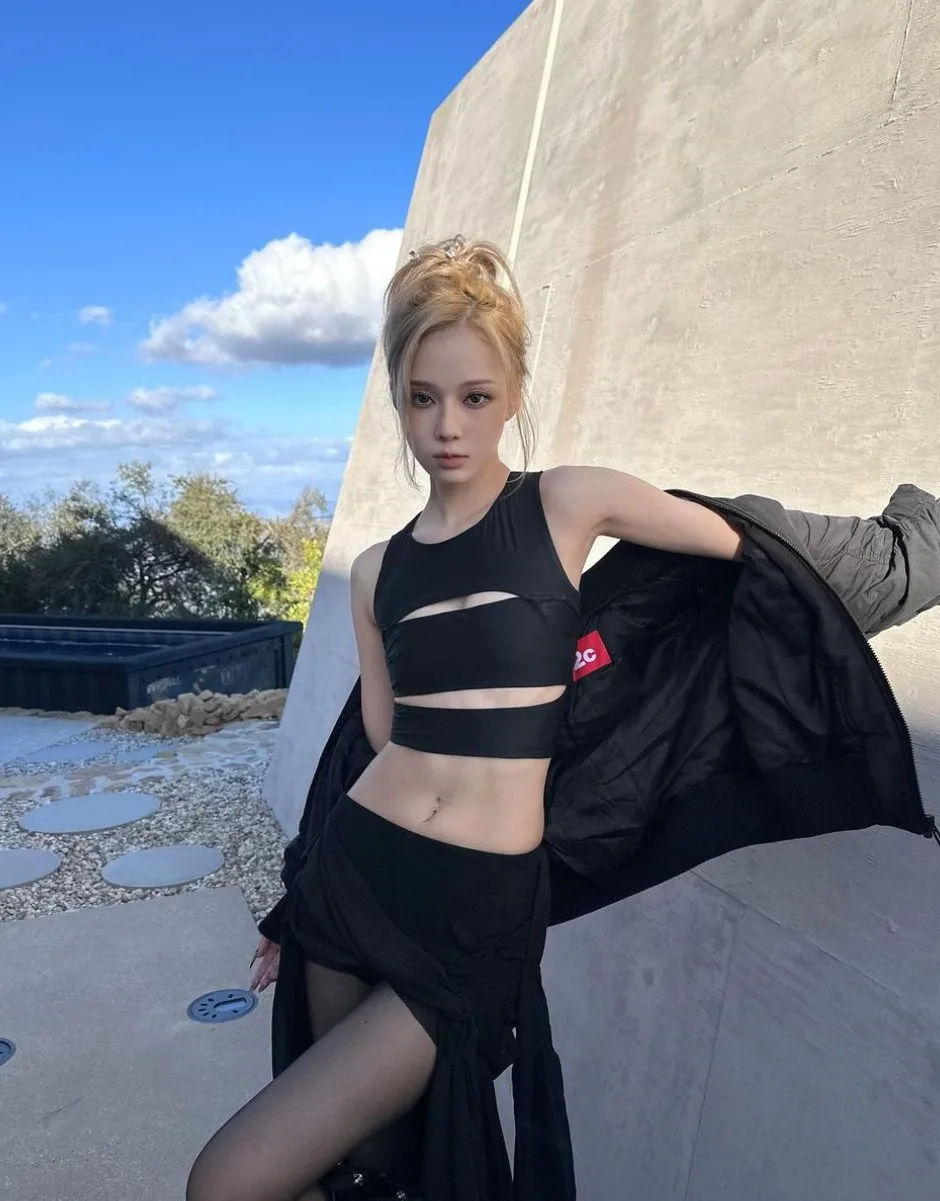 Kim Min-jeong photo 2 — Black, Slim