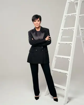Kris Jenner photo 2 — Brown, Average