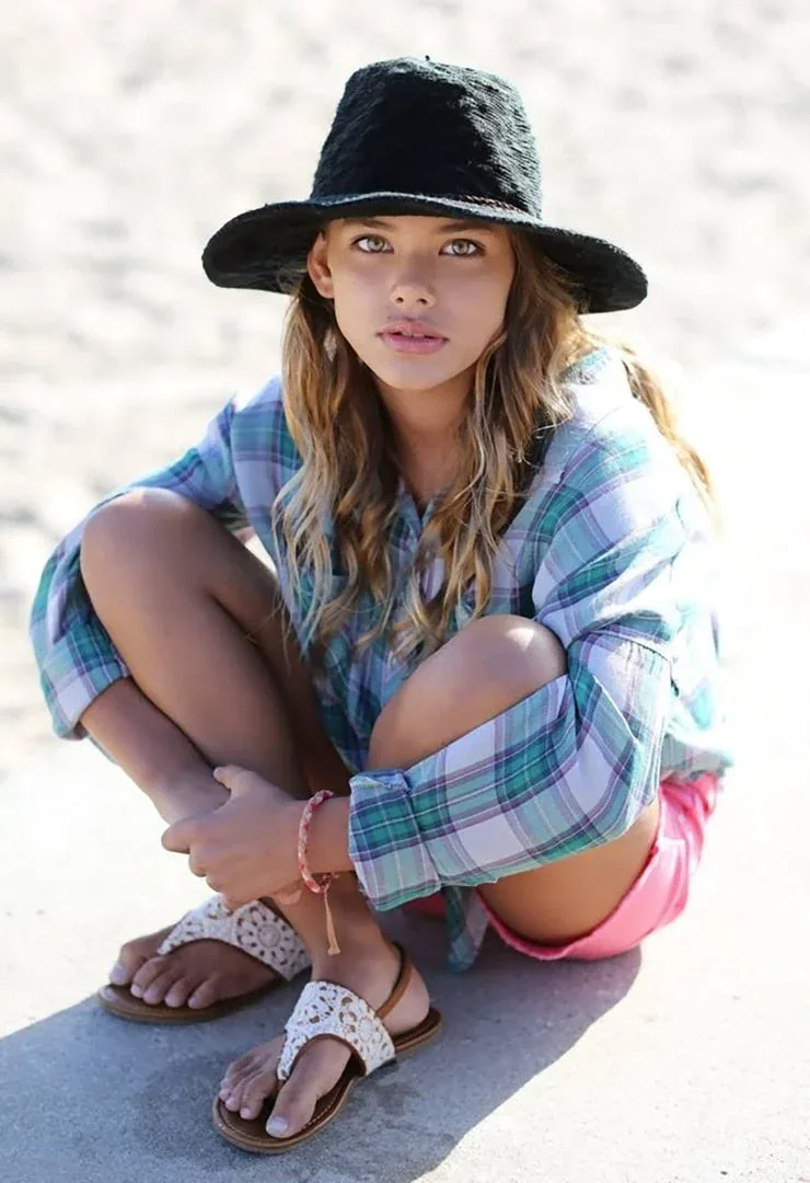 Laneya Grace photo 10 — Green, Caucasian