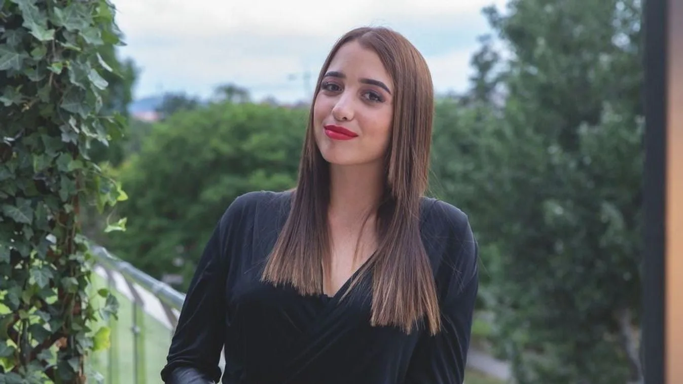 Lara Schobert photo 19 — Hungarian, Brown