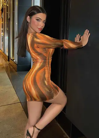 Laura Issela photo 3 — Average, Hazel
