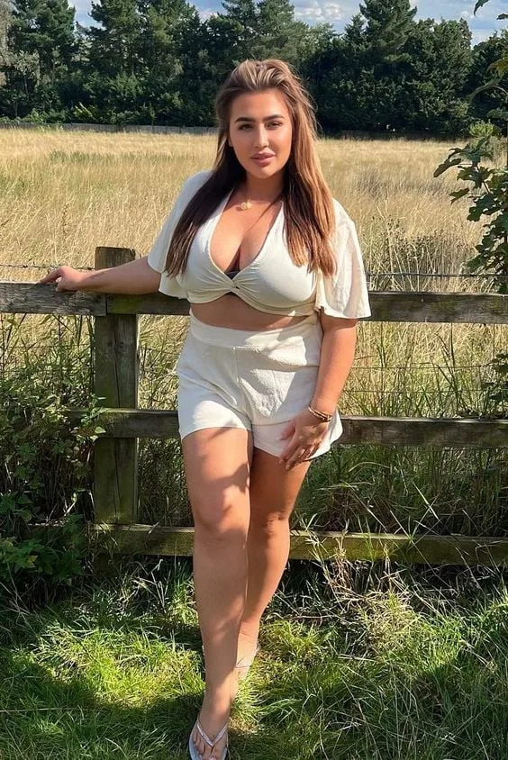 Lauren Goodger photo 9 — BBW, Blue