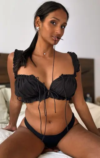 Lea Monet photo 2 — Black, Average