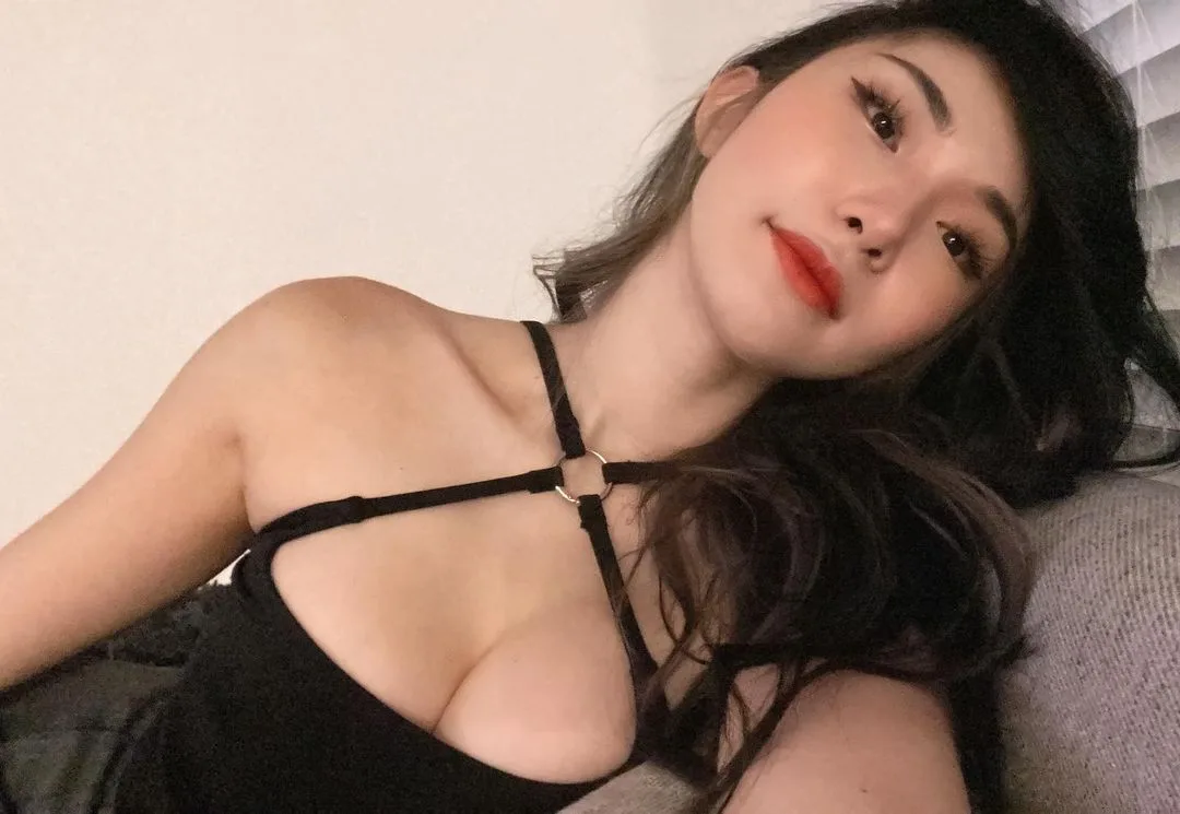 Leena Xu photo 9 — Slim, Brown