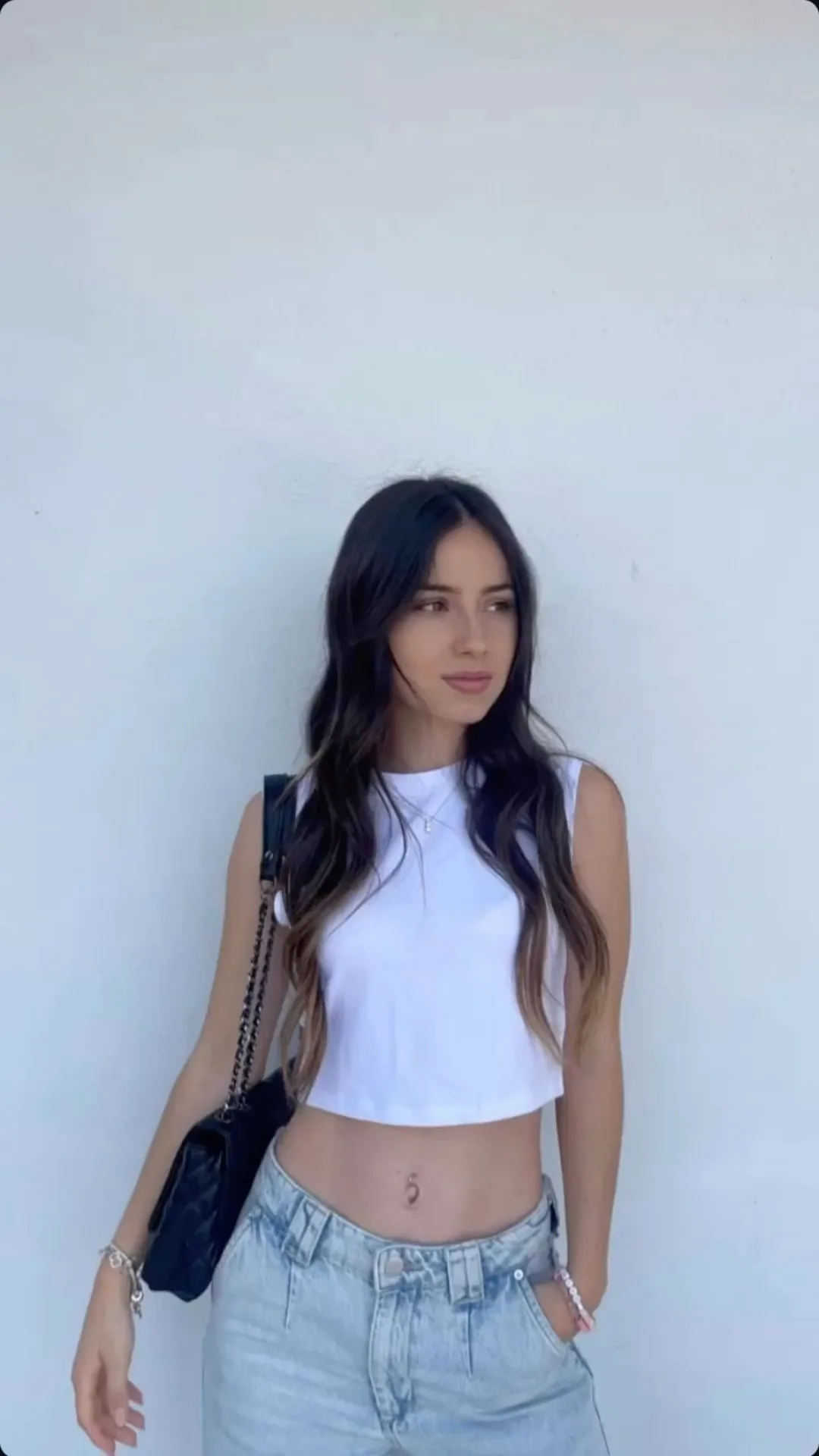 Lili Martinez photo 2 — Brown, Average
