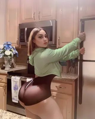 LilMsSunshine photo 2 — Brown, Average
