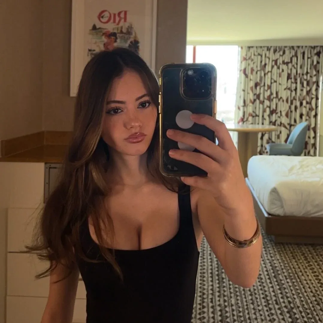 Lily Gottfried photo 9 — Slim, Brown
