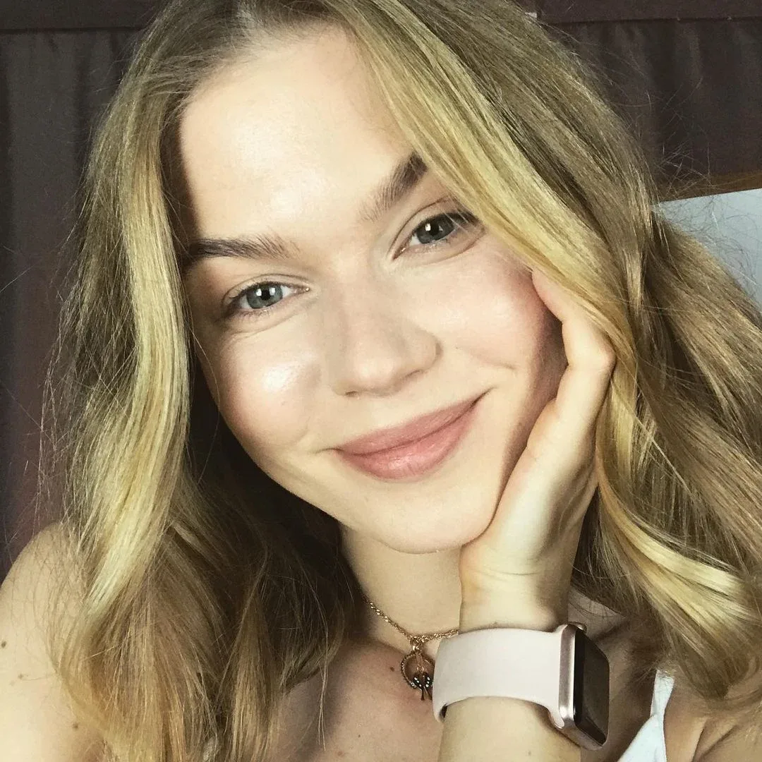 Lizi ASMR photo 16 — Blue, Caucasian
