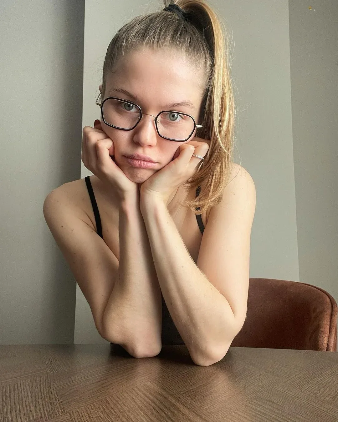 Lizi ASMR photo 4 — Blue, Caucasian