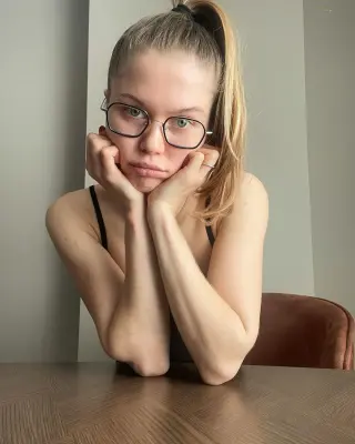 Lizi ASMR photo 4 — Blue, Caucasian