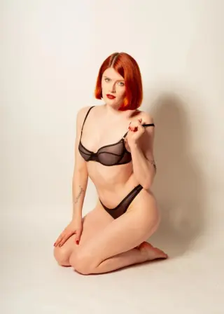 Lucy Huxley photo 2 — Red, Average