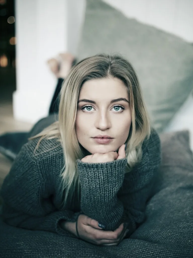 Luna Schweiger photo 10 — Green, Caucasian