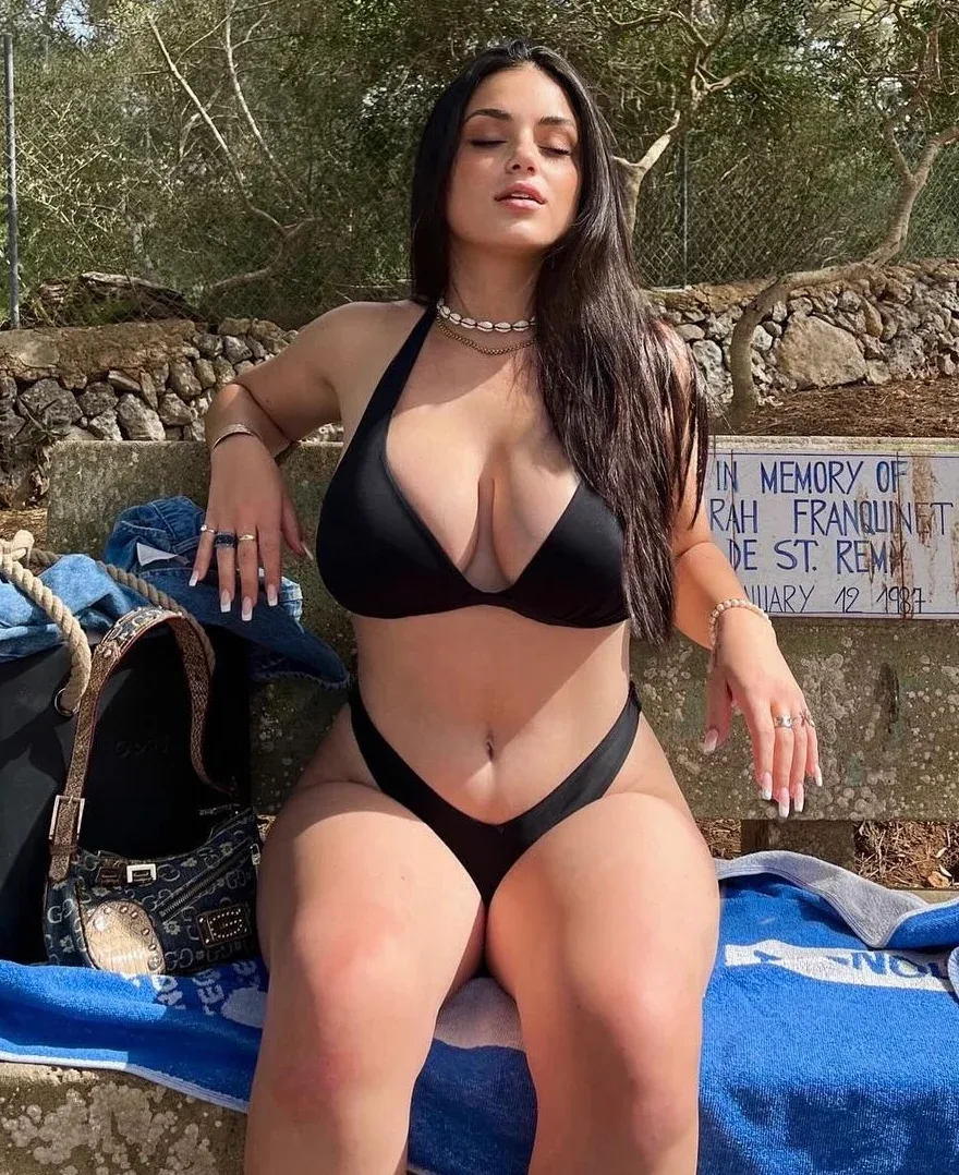 Mae Garcia photo 4 — Average, Caucasian