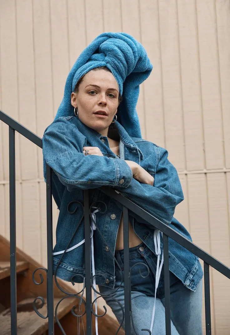 Maggie Rogers photo 4 — Blue, Caucasian