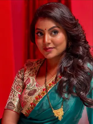 Mahi Shrivastava photo 2 — Black, Average