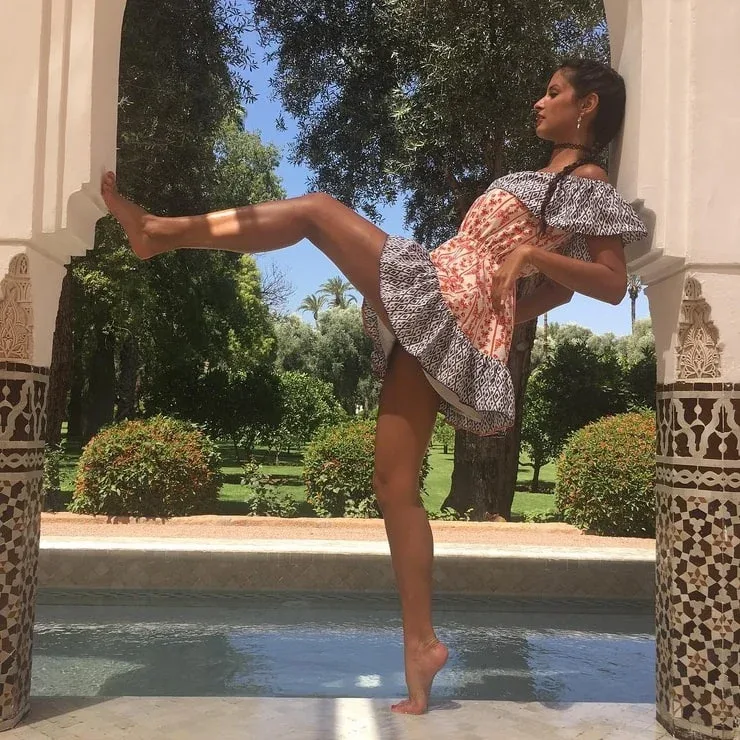 Malika Ménard photo 15 — Slim, Grey