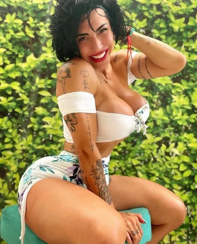 Mara Oliveira photo 1 — Brazilian, Black
