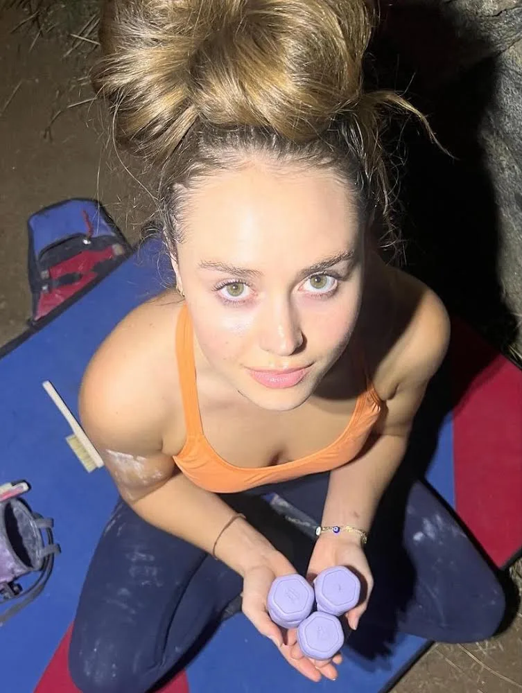 Margo Hayes photo 15 — Athletic, Blue