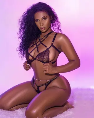 Millie Rohesh photo 17 — Black, Bartender, Digital Creator, Model