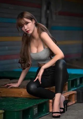 Min Han Na photo 1 — South Korean, Brown