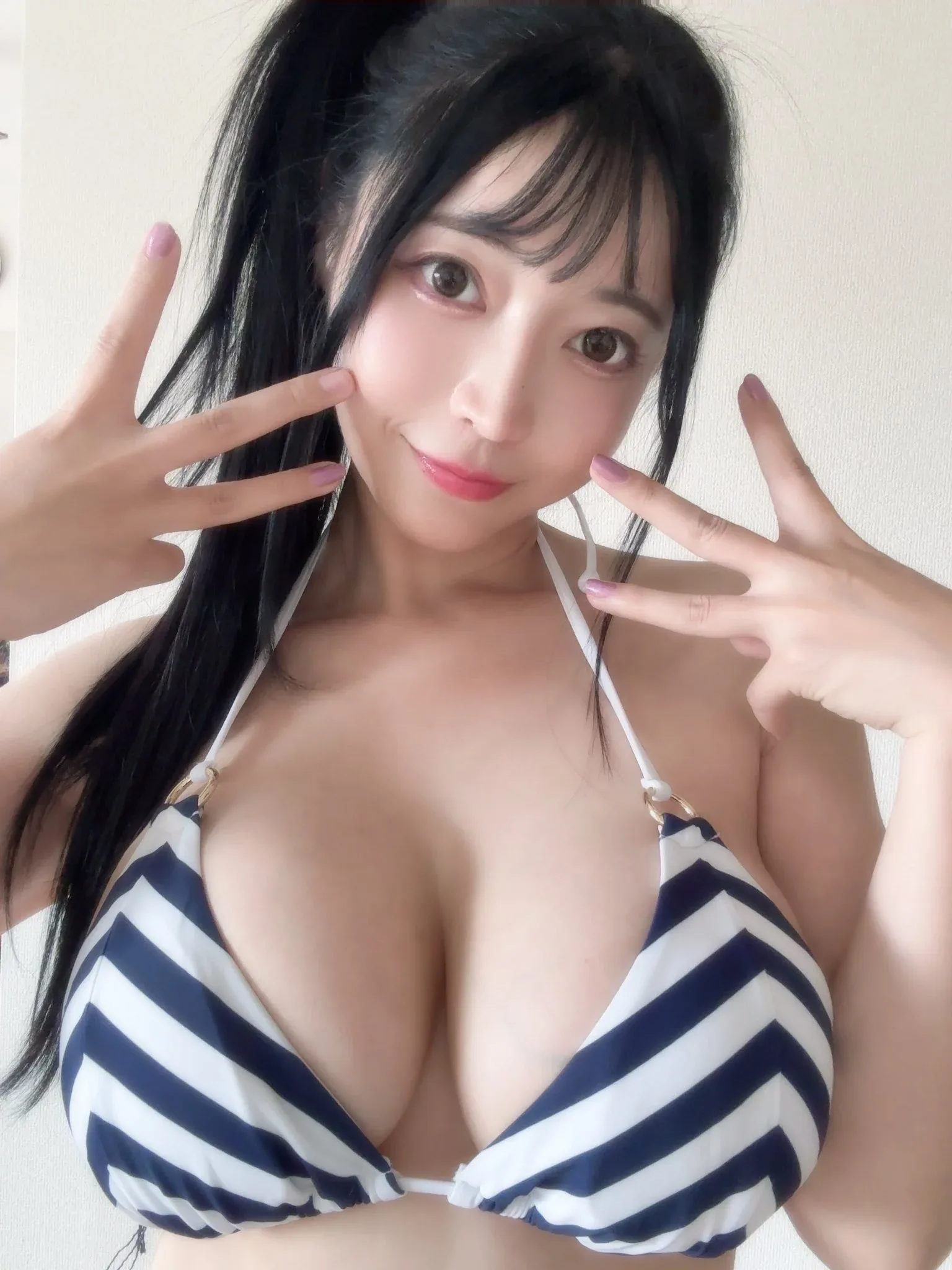 Mine Riorio photo 10 — Brown, Asian