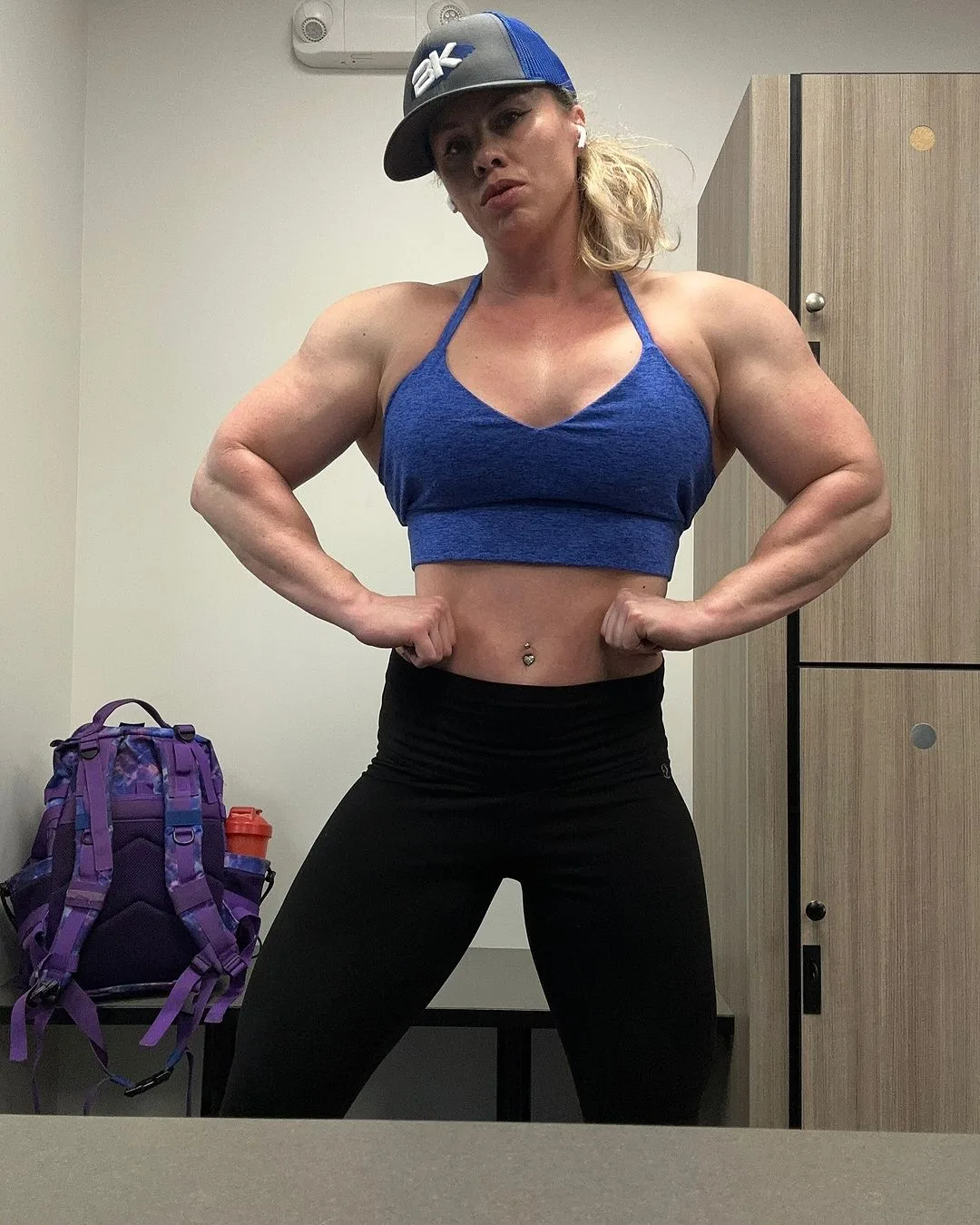 Mistie Lopez photo 14 — Muscular, Blue