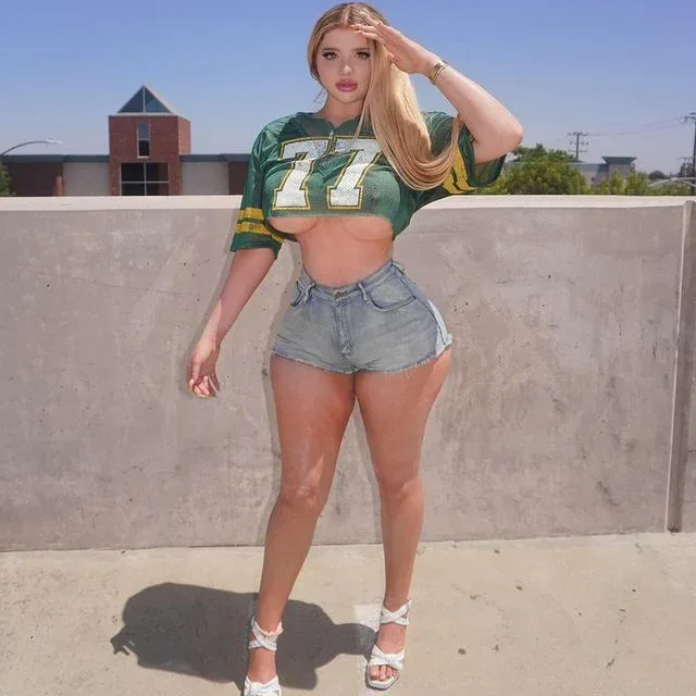 Moreofmariah — Adult Model, Cosplayer, Digital Creator, Glamour Model, Influencer, Porn Star, Spanish),  (German),  (American