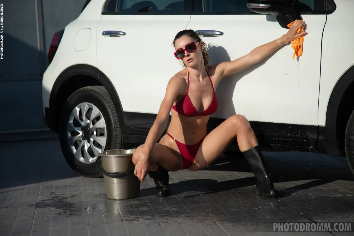 Nadia (Photodromm) photo 2 — Brown, Athletic