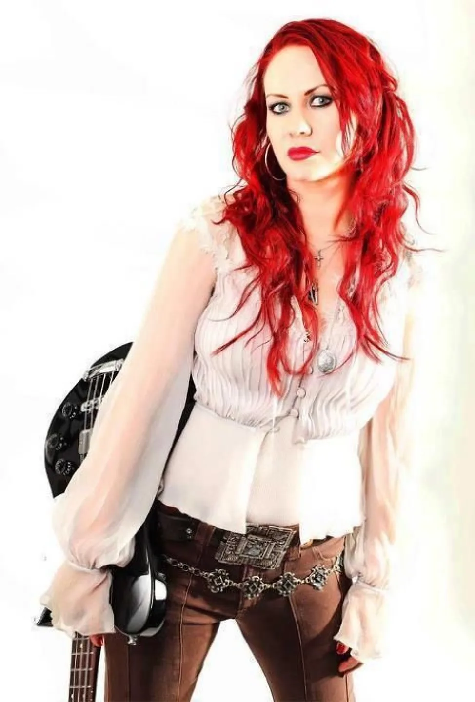 Nadja Peulen photo 2 — Red, Average