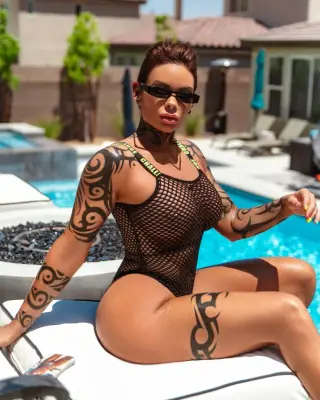 Nahla Monroe photo 22 — Muscular, Blue