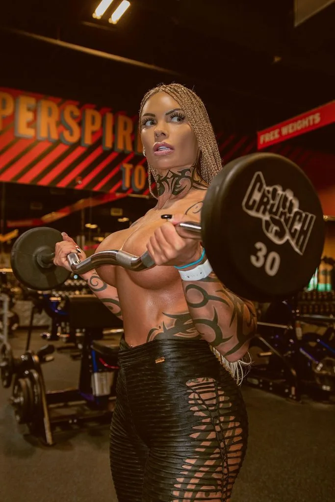 Nahla Monroe photo 7 — Muscular, Blue