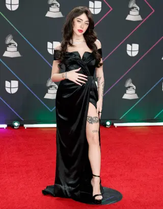 Nicki Nicole photo 2 — Brown, Slim
