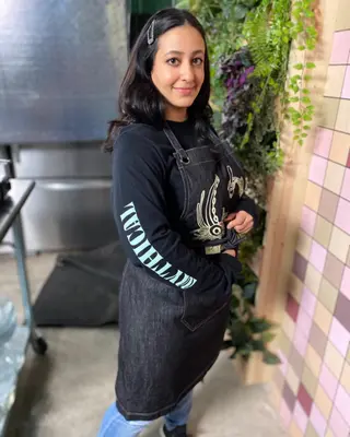 Nicole Enayati photo 2 — Brown, Chubby