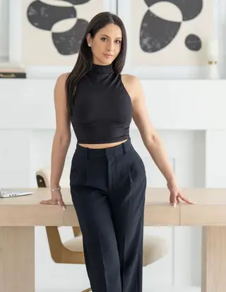 Nicole Ginzburg photo 1 — Canadian, Brown