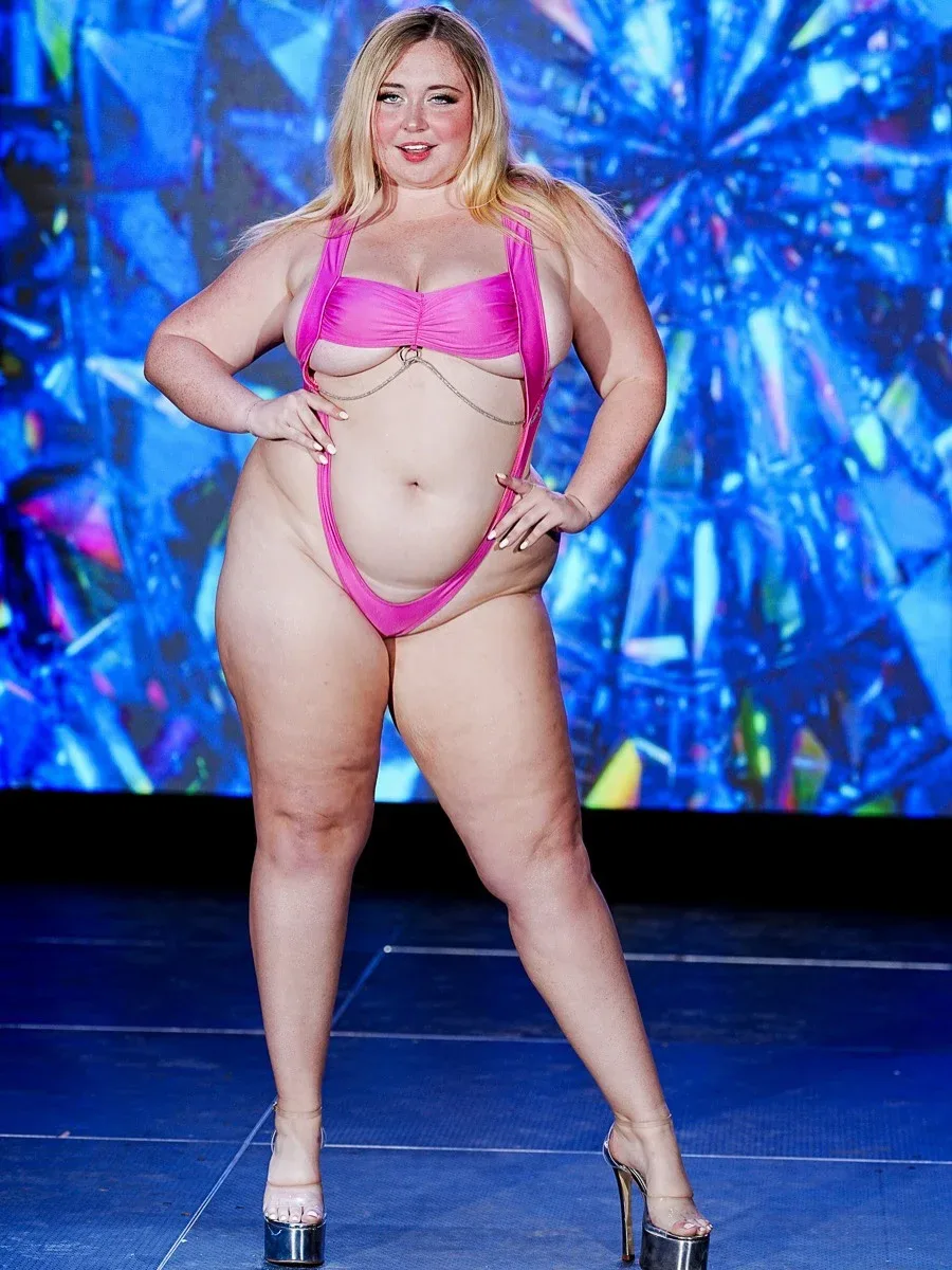 Niki Peacock photo 13 — American, Blonde