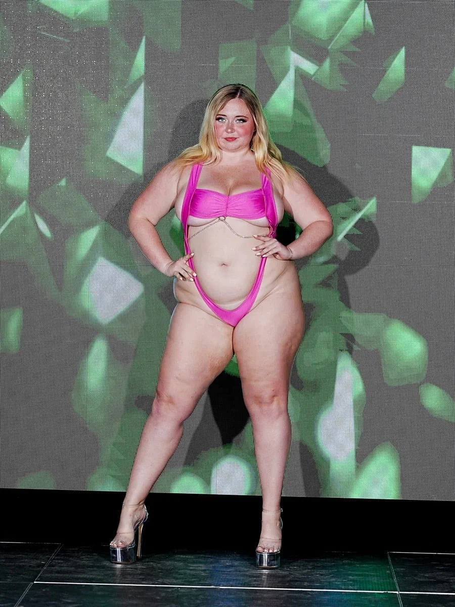 Niki Peacock photo 14 — Blonde, BBW