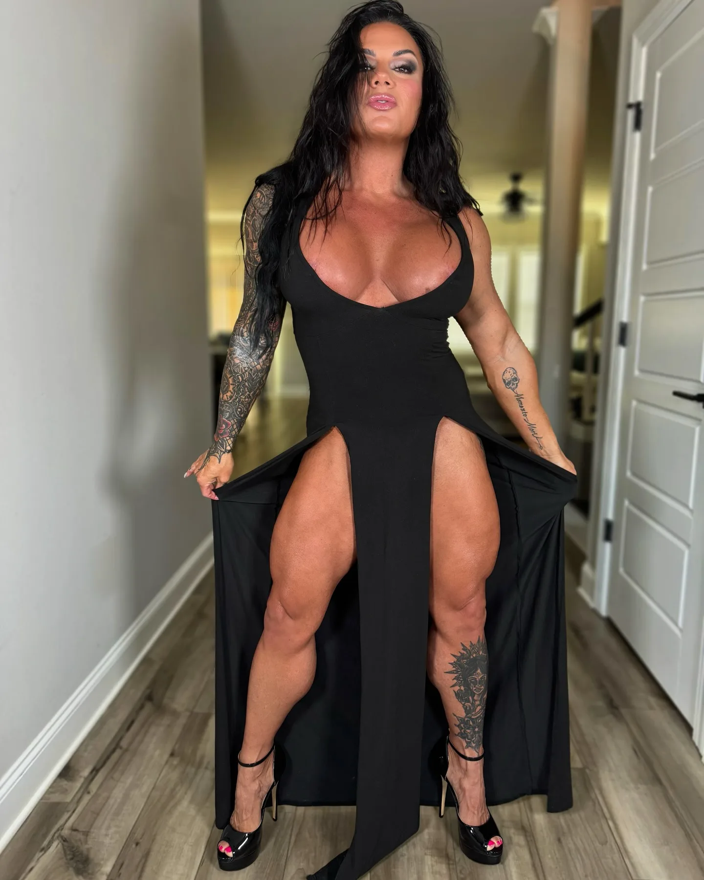 Nikki Hanshaw photo 3 — Muscular, Brown