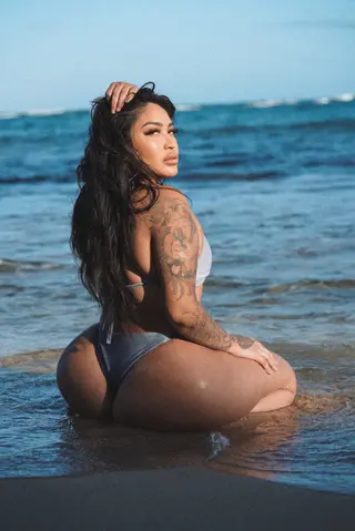 Nikki Sotelo photo 2 — Blonde, Average